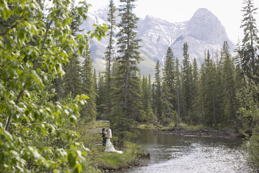 Melanie & Chris -married! {Canmore, Silvertip wedding photographer}